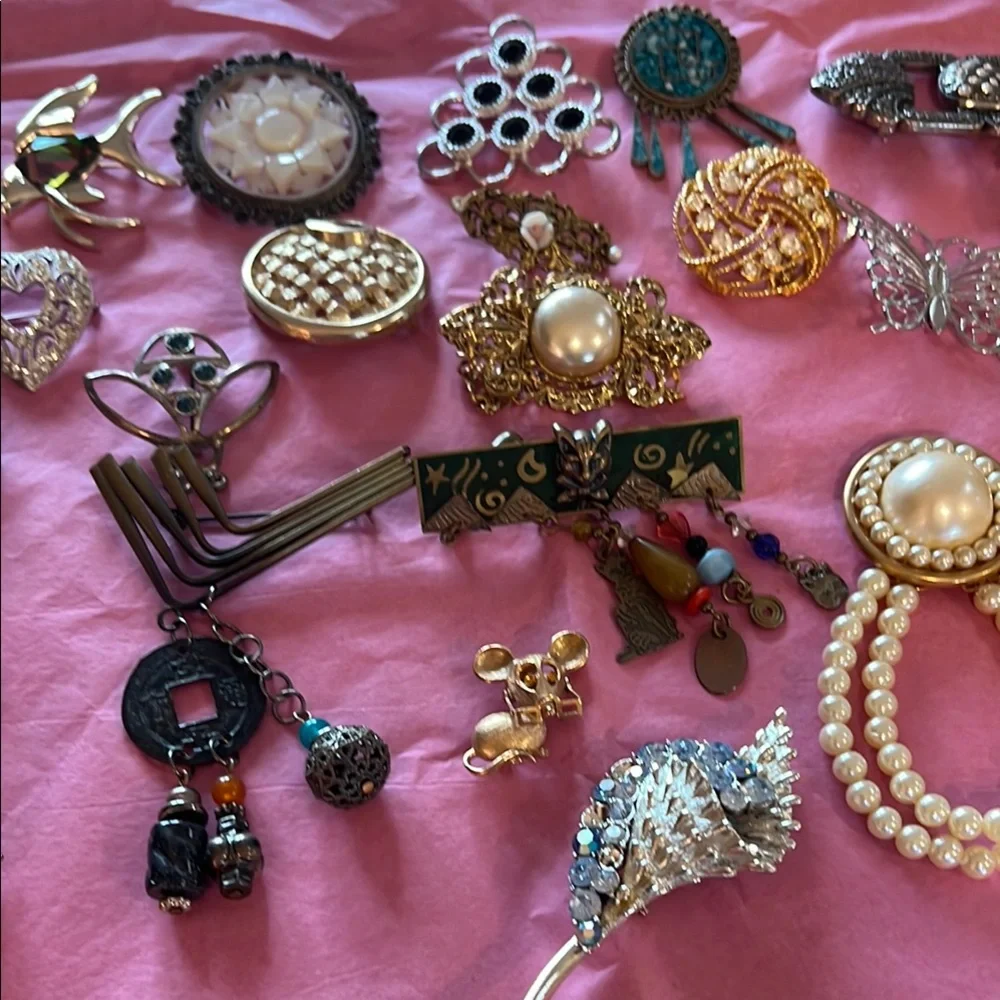 Bundle of 33 pins, brooches, stick pins. - Picture 3 of 5